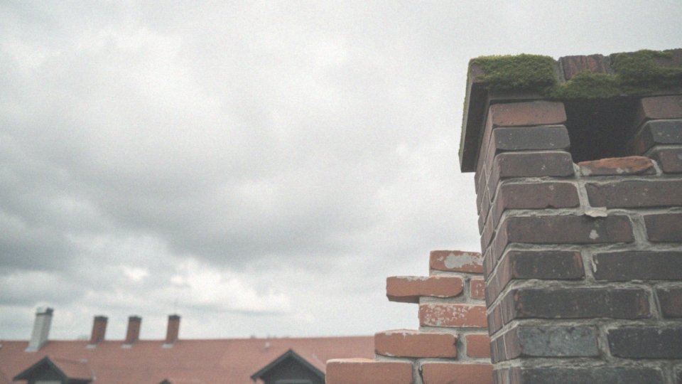 Jak często należy czyścić komin z sadzy i smoły?