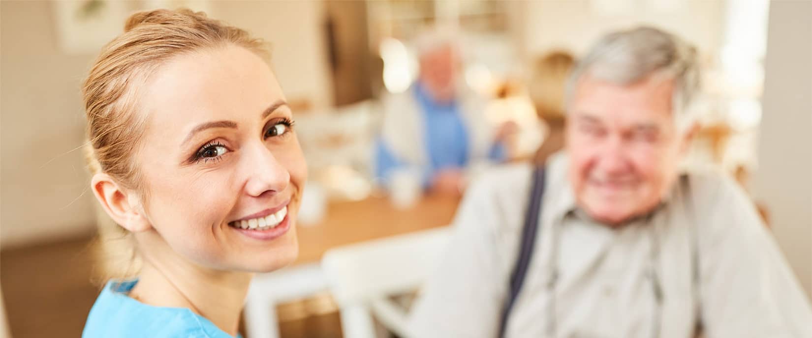 Jakie cechy powinna mieć dobra opiekunka nad osobami starszymi? Przewodnik dla osób planujących wyjazd